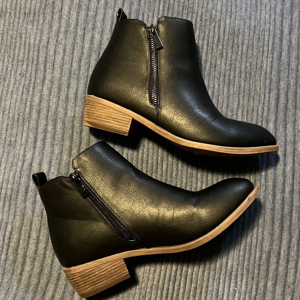 Jeossy Milan : Black Heel Booties - W7